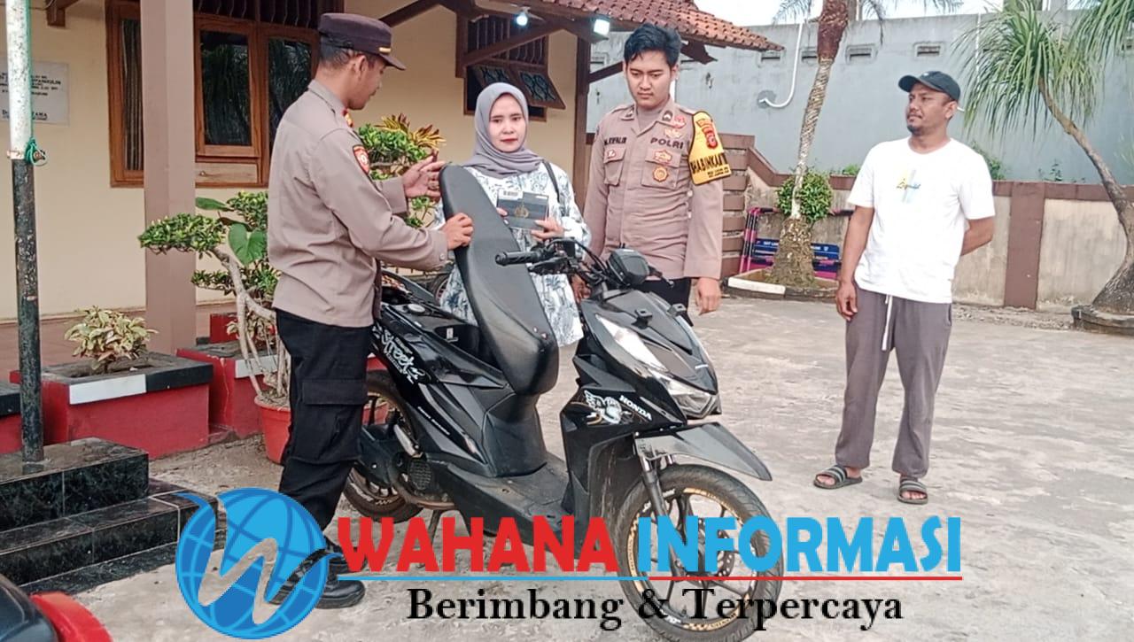 Kapolsek Iptu Muhlis secara langsung menyerahkan motor tersebut kepada Mulyati dalam kondisi baik di Polsek Jampangkulon