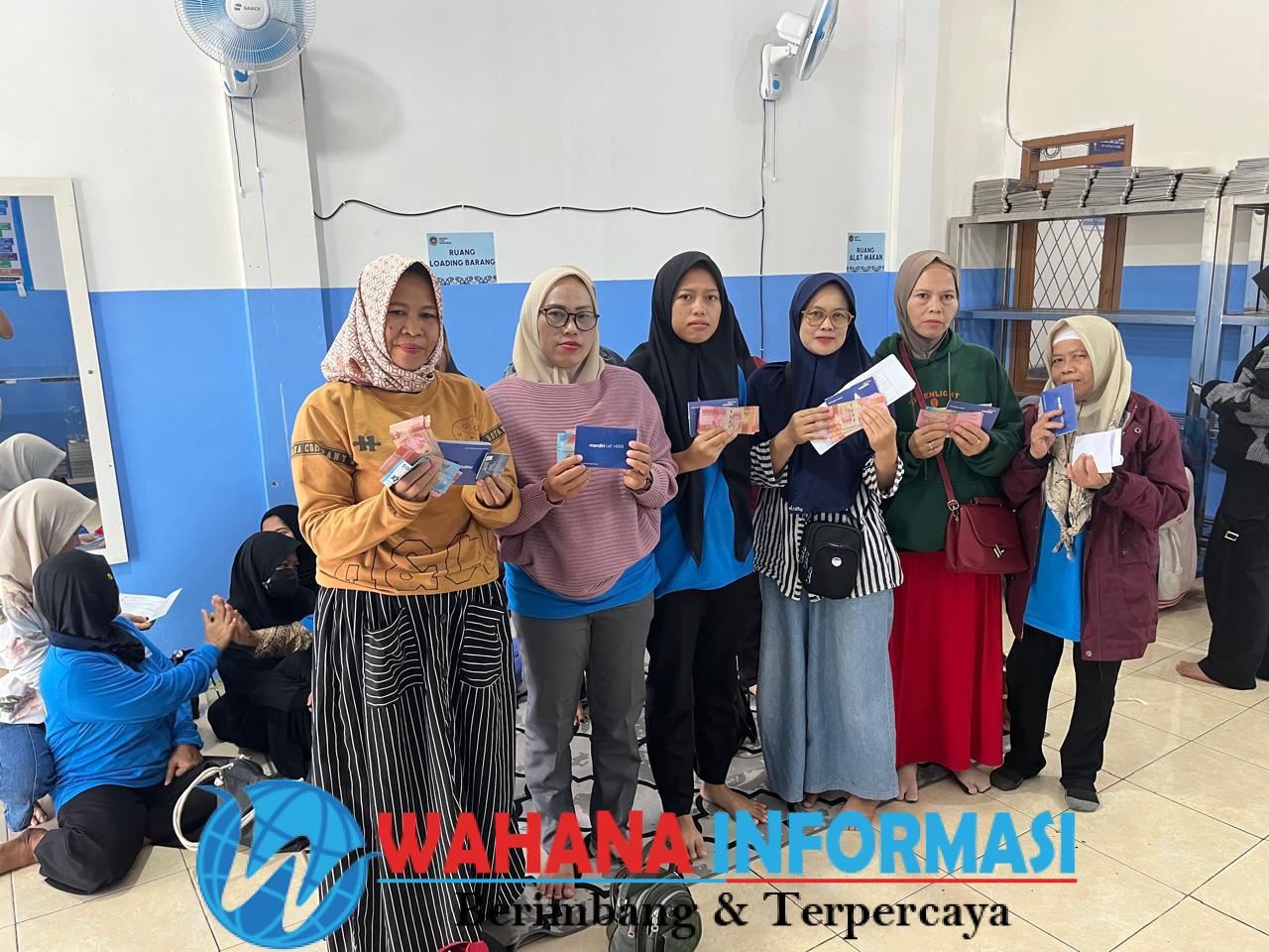 Terima Gaji Pertamanya Relawan Dapur SPPG Al-Fathonah Bojonggenteng Ucapkan Terimakasih Kepada Presiden Prabowo 