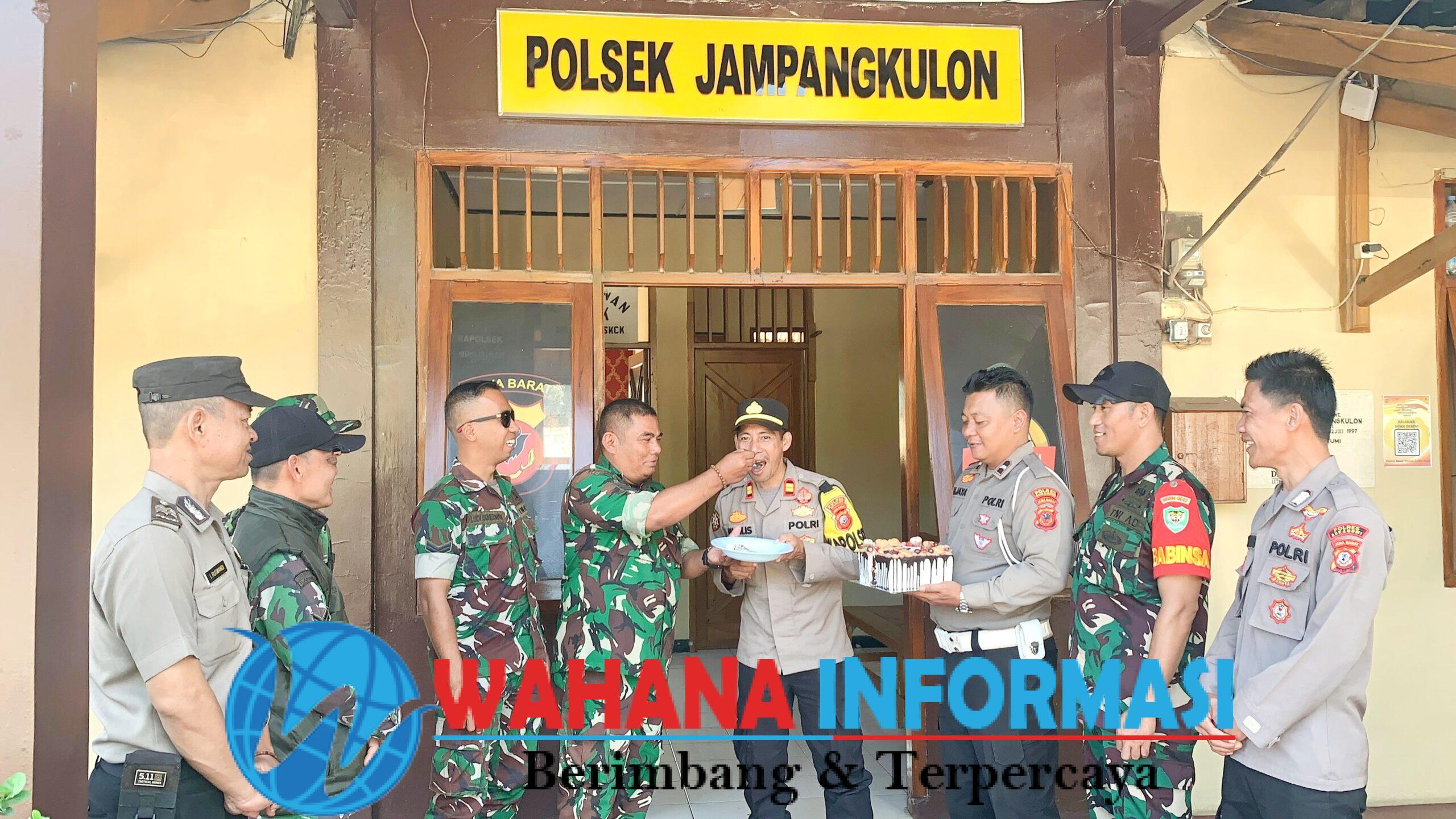 Koramil 0622-13 Berikan Kejutan Ucapan Selamat HUT Bhayangkara ke-79 di Polsek Jampangkulon