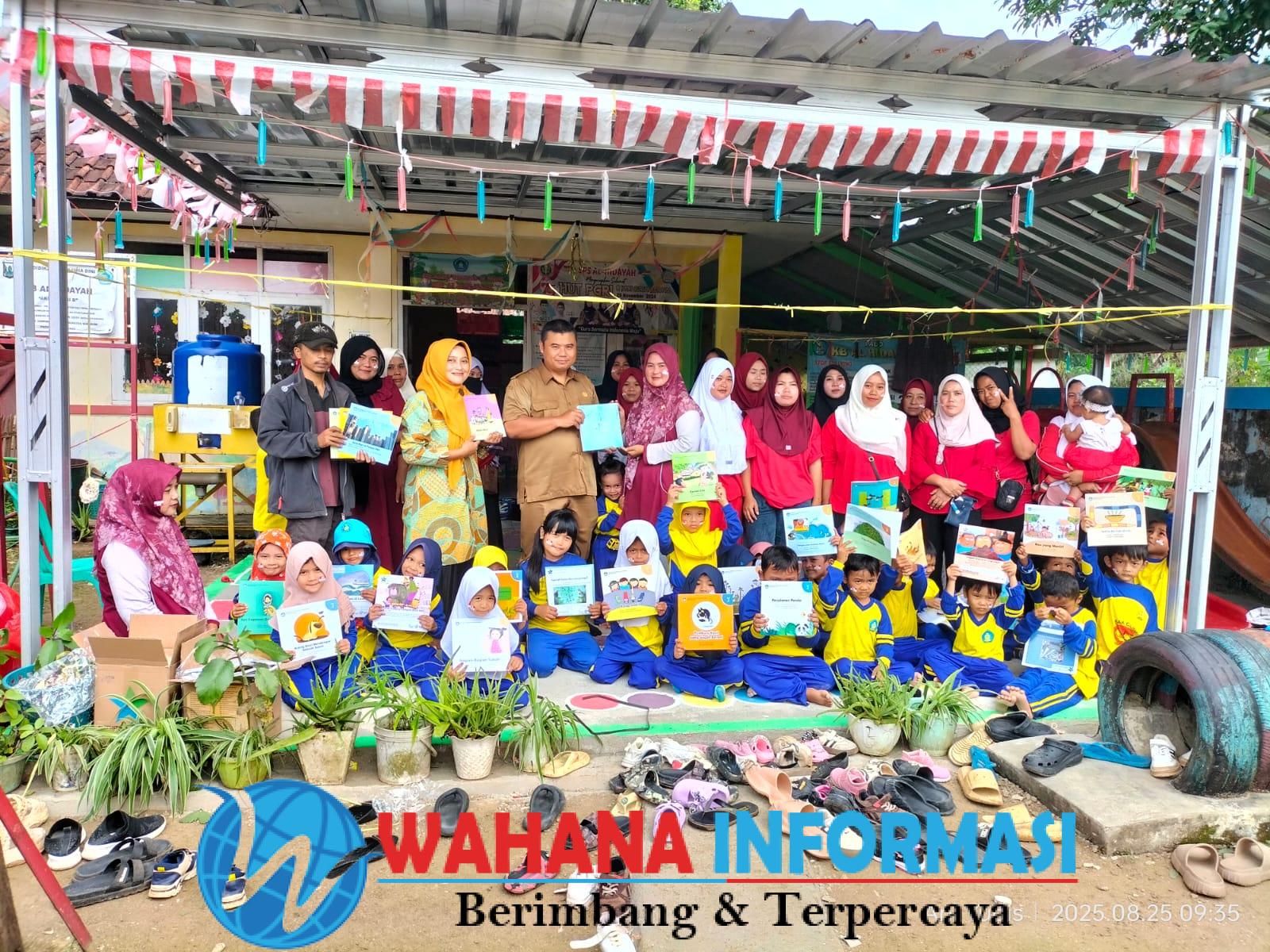 Pemerintah Desa Cikarang Serahkan Bantuan Buku dari Perpustakaan Nasional ke 6 PAUD
