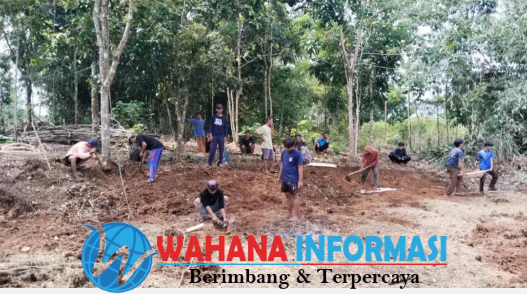 Semangat Gotong Royong di Sukabumi: Pemuda dan Tokoh Masyarakat Desa Wanasari Bangun Lapangan Futsal Multifungsi