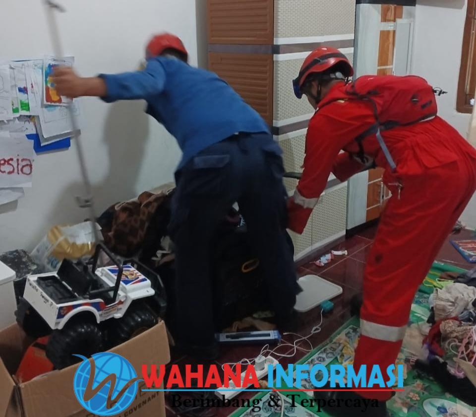 Tim Animal Rescue Damkar Jampangkulon Berhasil Evakuasi Ular di Kediaman Warga