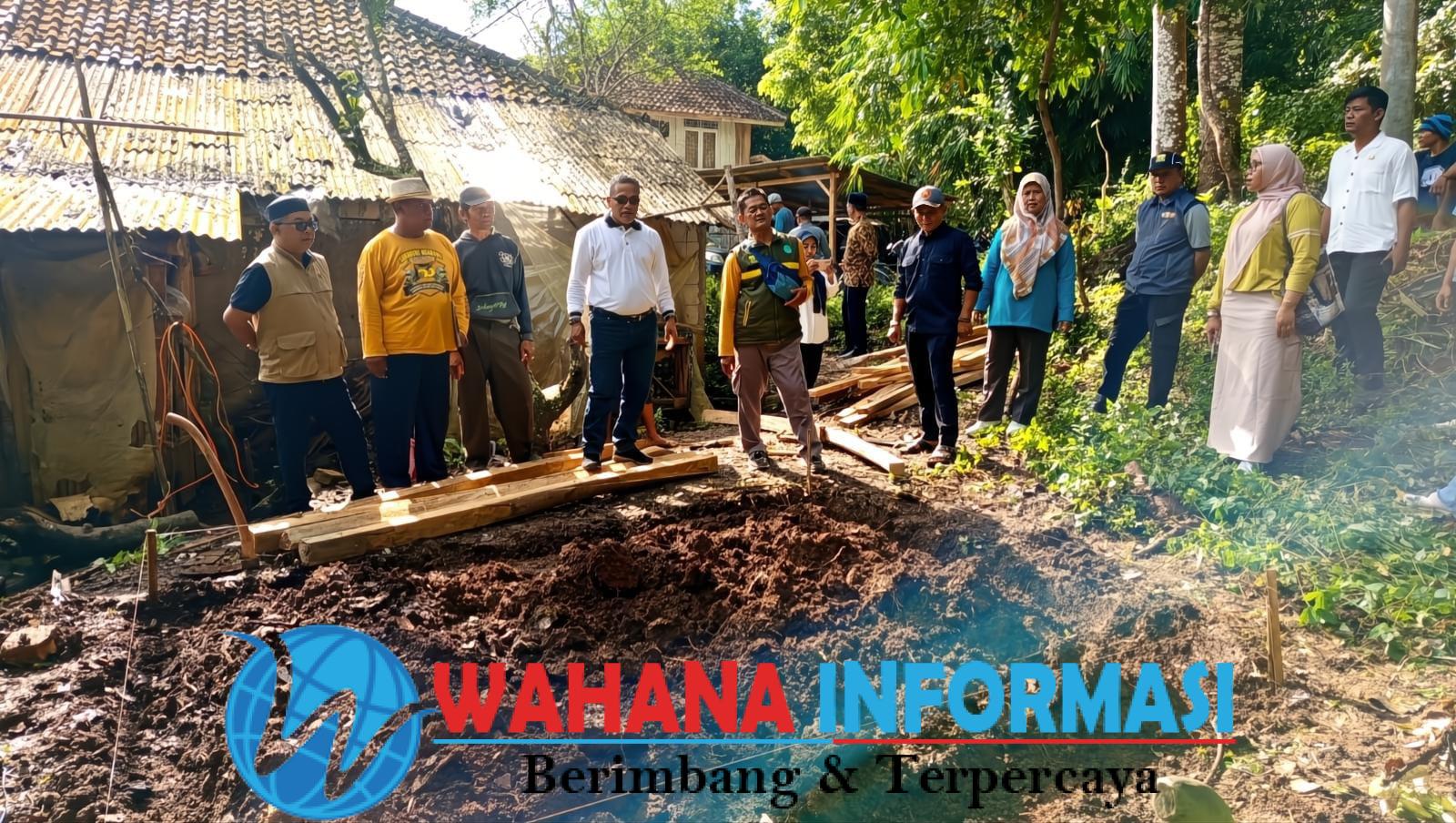 Camat Cibitung Gercep Tanggapi Aduan Warga – Pimpin Gotong Royong Perbaikan Rumah Lansia di Pasidikan Sukabumi