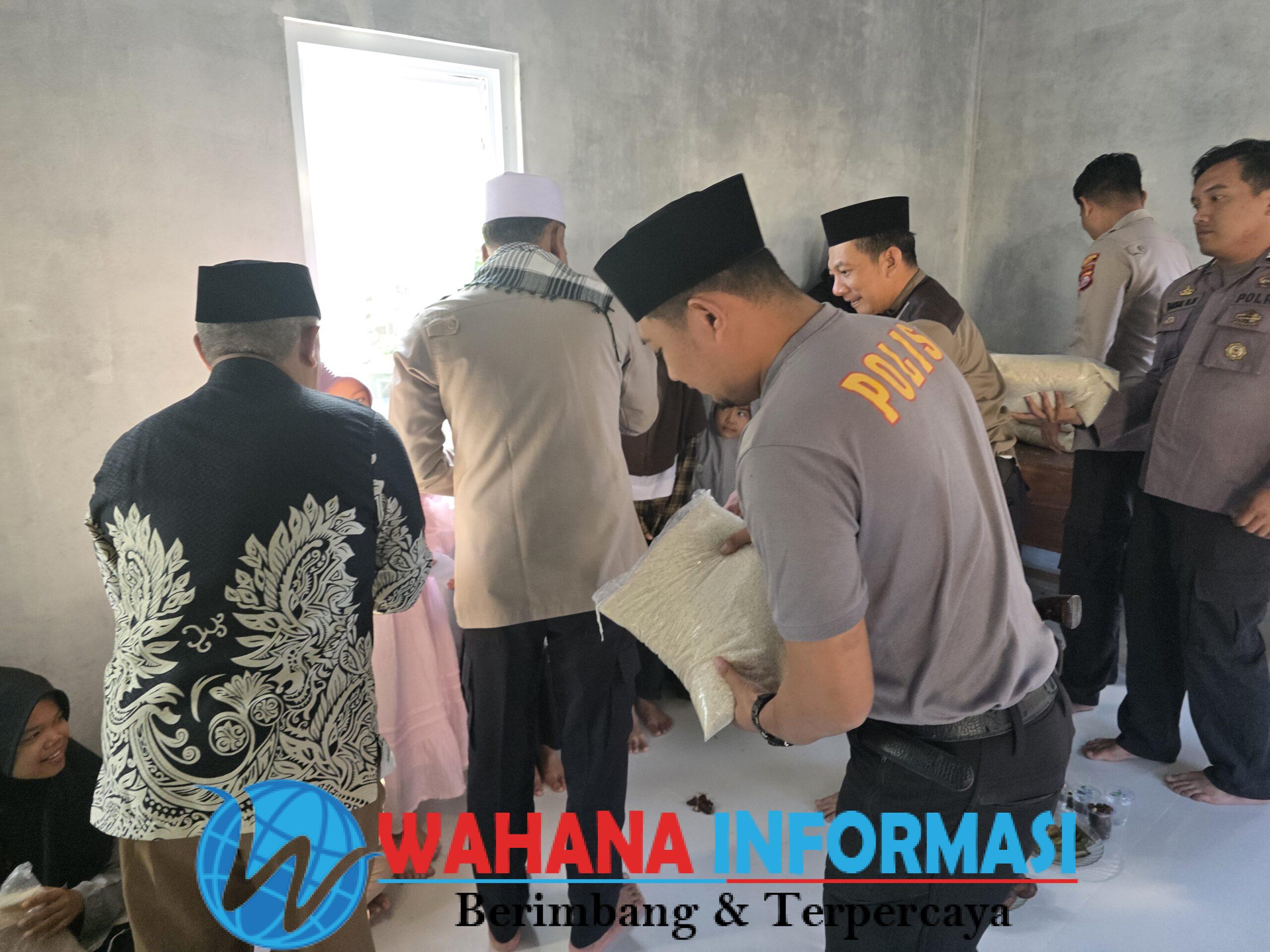 Photo: moment Kapolsek Cilograng dan personil Anggota membagi santunan kepada anak yatim-piatu